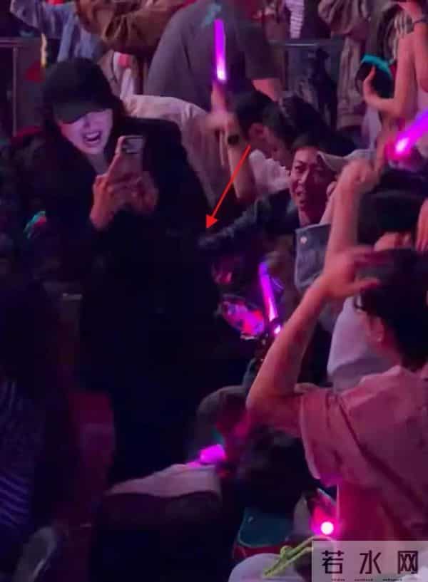 董璇夫妇看大张伟演唱会，张维伊困到不停打哈欠，不忘护着老婆