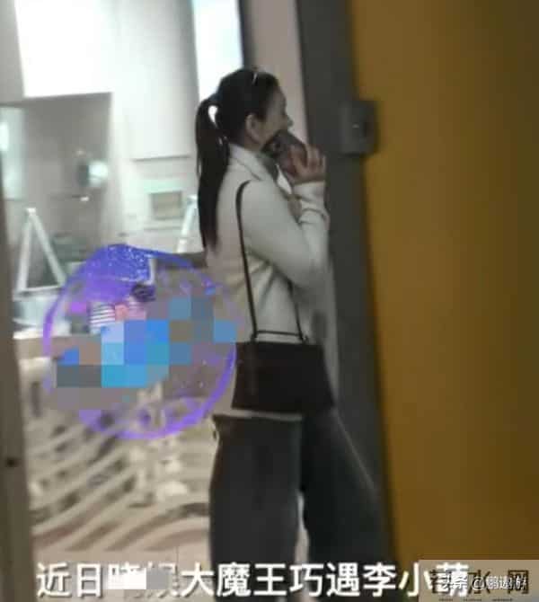 40岁李小萌北京逛街，开五六百万劳斯莱斯，王雷大连富二代不差钱