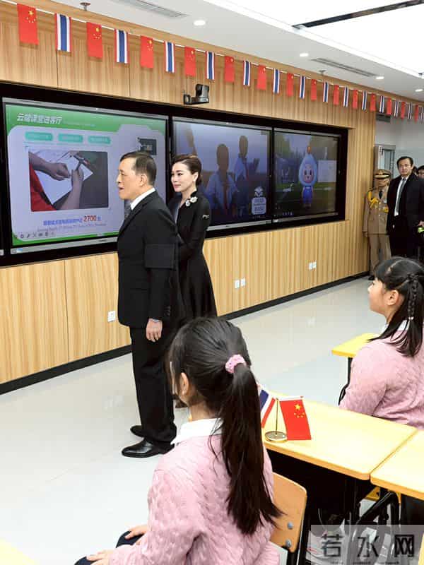 苏提达的审美高级,一袭黑色礼服又瘦又美,中泰混血颜值就是高