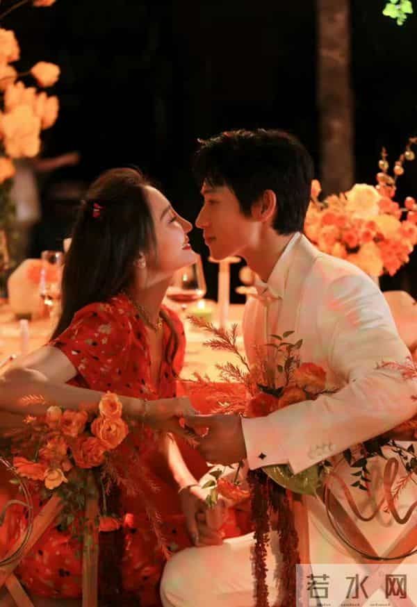 魏晨一家三口合体,妻子抱着儿子看他演唱会,小橙子个头长得真高