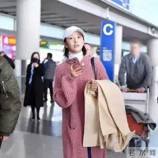 佟丽娅机场穿搭太绝啦长款针织大衣温柔显气质搭白色打底清新干净