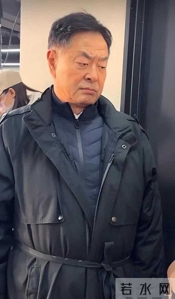 71岁濮存昕近照曝光，胡子花白断崖衰老 头顶秃但眼神坚定 气质没变