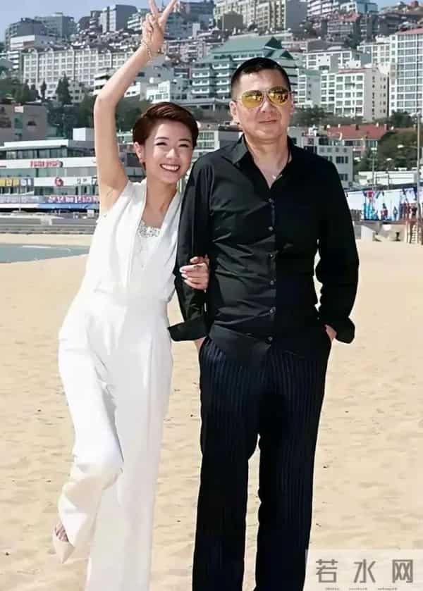 万茜真的很漂亮气质又好,在陈建斌身边活泼又顽皮,男帅女靓