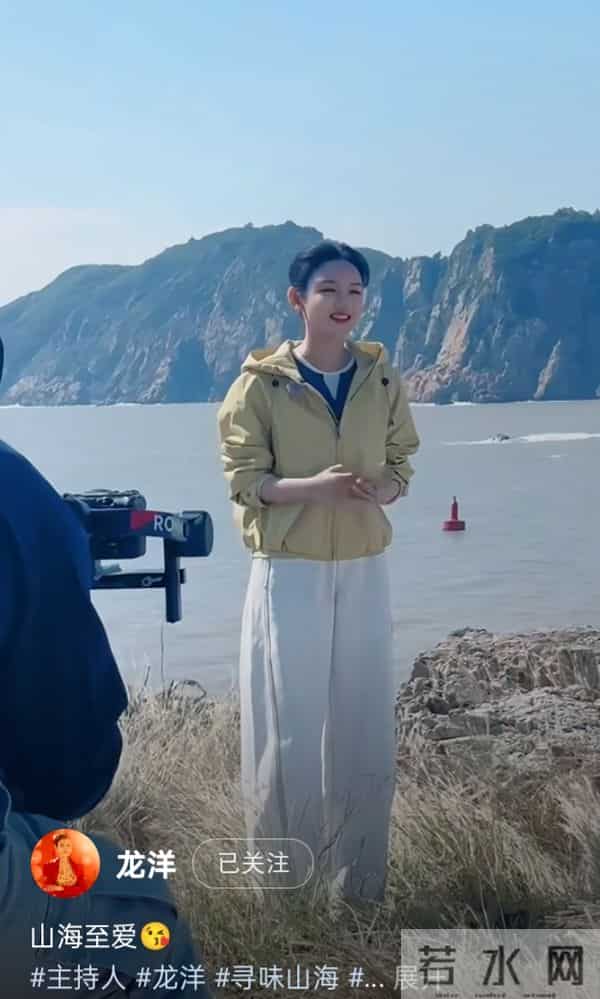 龙洋海边录节目:浅黄冲锋衣配简约盘发,气质明媚自带松弛感