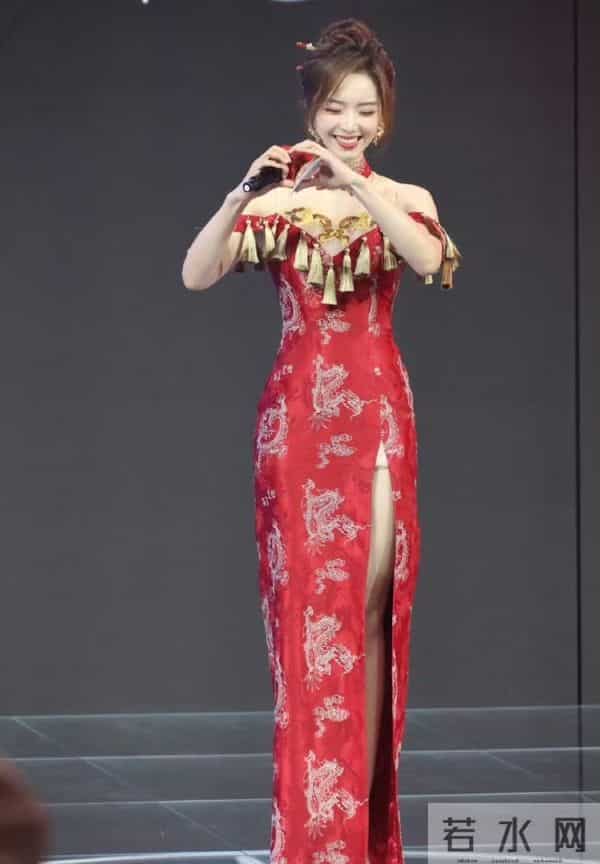 余霜旗袍装真好看