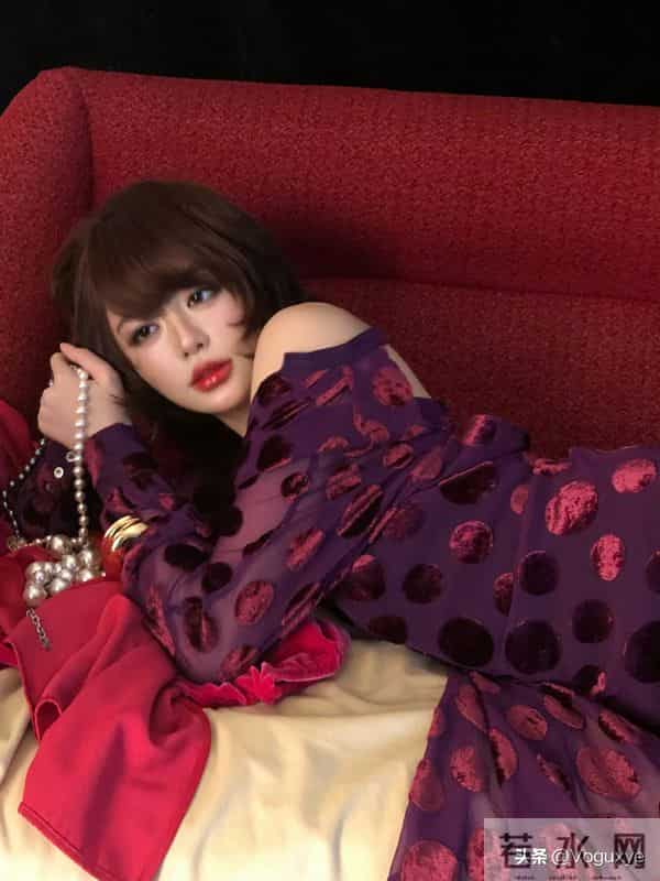 黄晓明新签的艺人眼睛很大