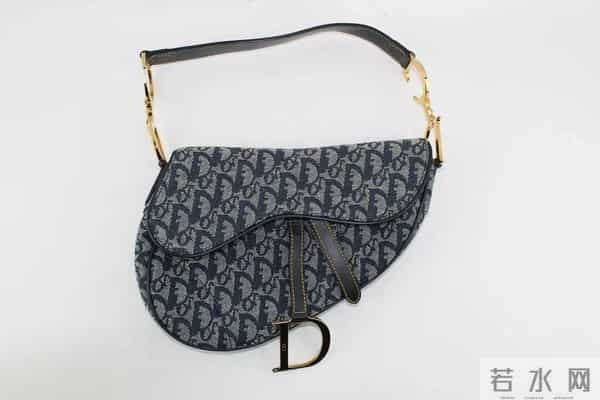 杨紫穿20年前的衣服出席活动，细心看还有污渍和虫洞…