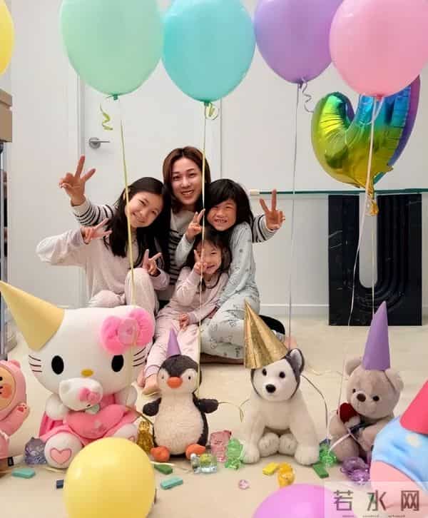 婚变风波后钟嘉欣晒全家福合照，老公侧身出镜，一家人装饰圣诞树