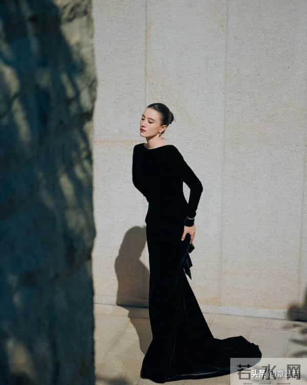 45岁宋佳二封金鸡影后，穿黑色礼服裙拍宣传照优雅迷人