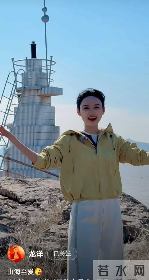 龙洋海边录节目:浅黄冲锋衣配简约盘发,气质明媚自带松弛感