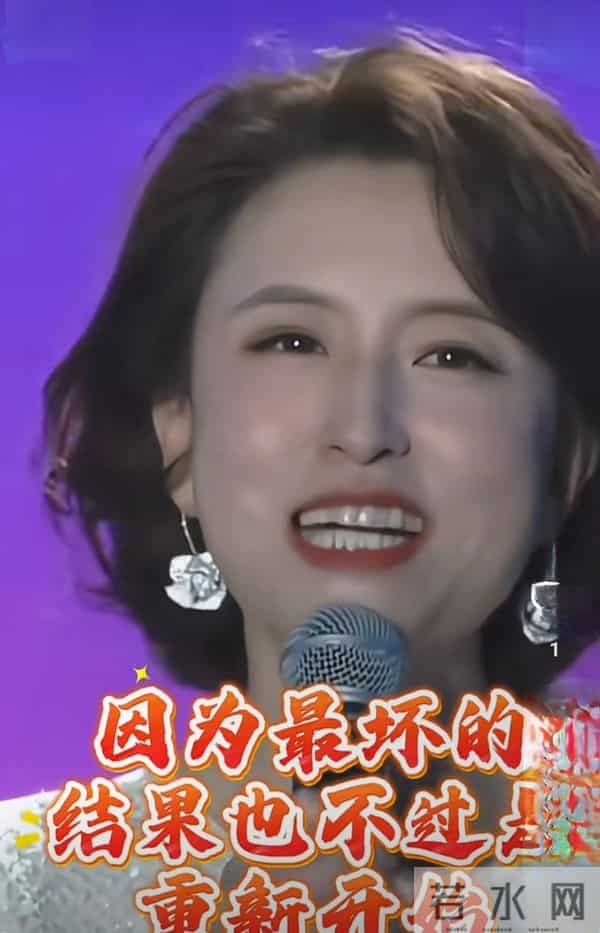 张蕾谈人生感悟，亮裙短发气质优雅美得好高级