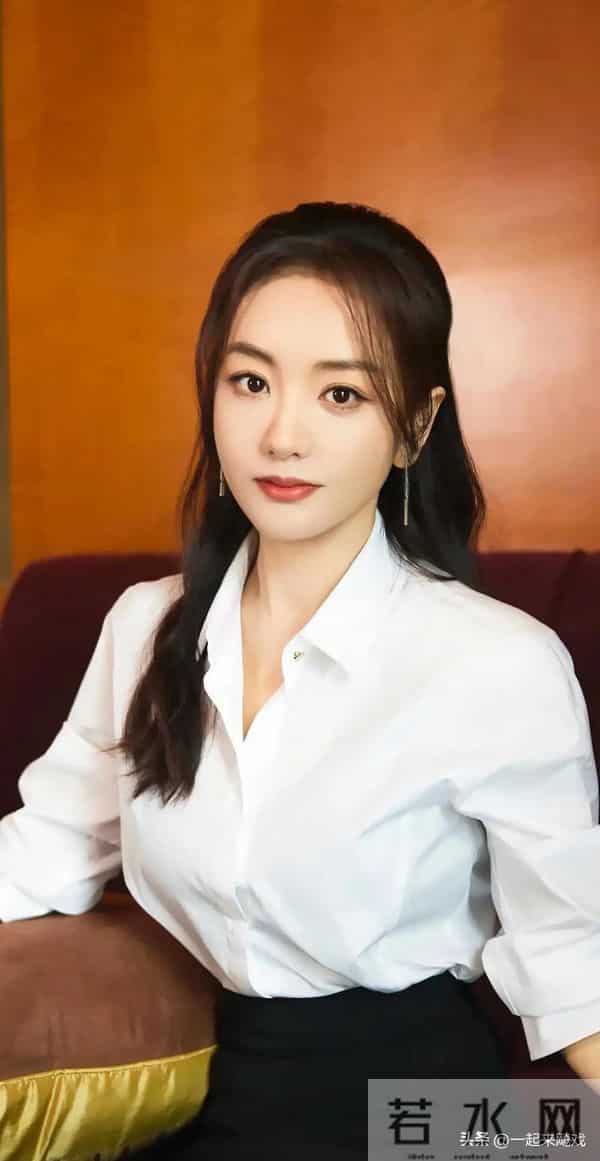 杨蓉极具东方古典的含蓄美,御姐气质