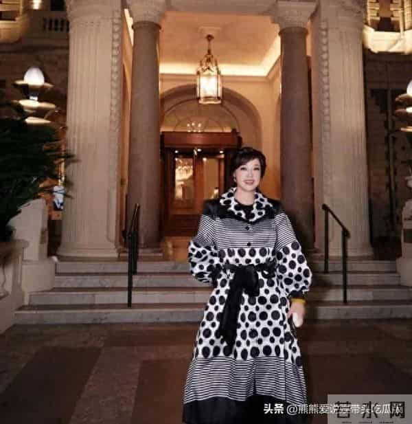75岁刘晓庆越活越年轻！穿黑白波点大衣+运动鞋，时髦减龄又高级