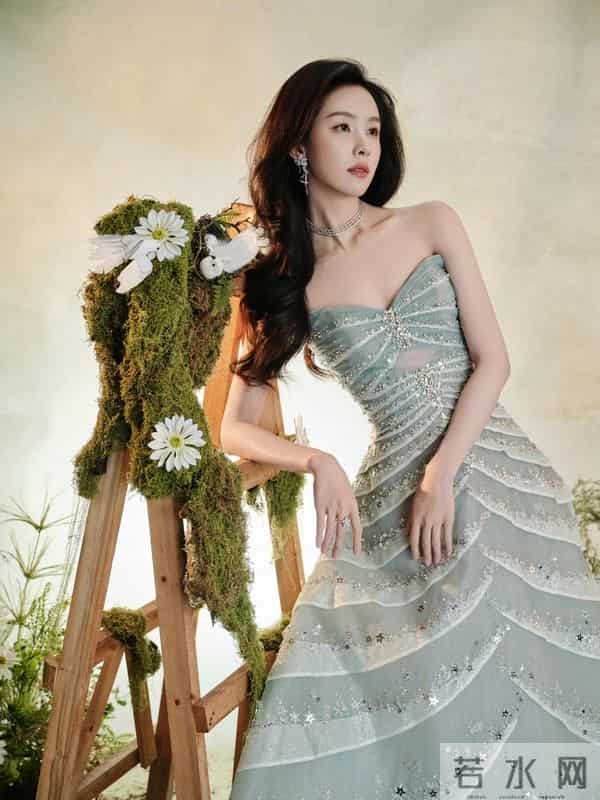 陈都灵性感抹胸裙写真，这也太美了