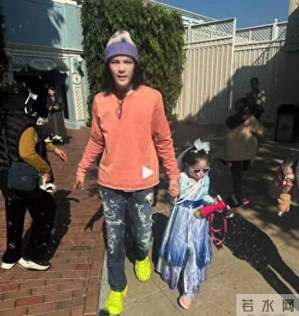 郭碧婷一家游新加坡，向佐穿得比老婆还嫩，好像儿子看妈妈的感觉