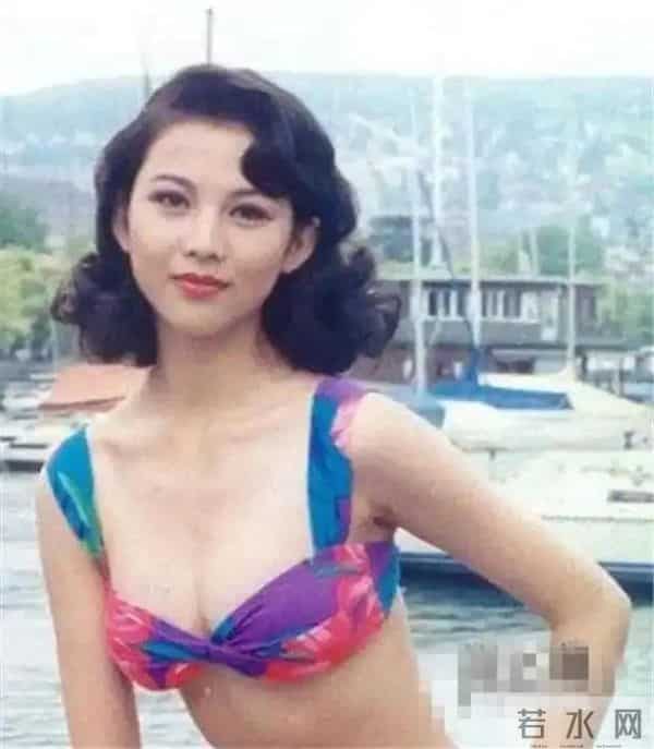 香港街头偶遇52岁蔡少芬，本人很瘦不年轻，染一头红发老气横秋