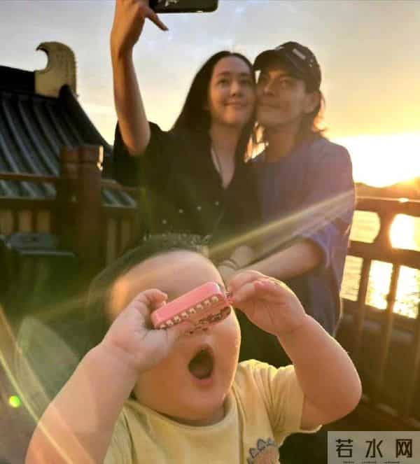 郭碧婷和向佐一家同框,女儿长得好像郭碧婷,一家四口好幸福啊!