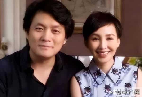 她19岁与导演私奔，在地下室裸婚连生3胎，今被丈夫用7部剧捧红！