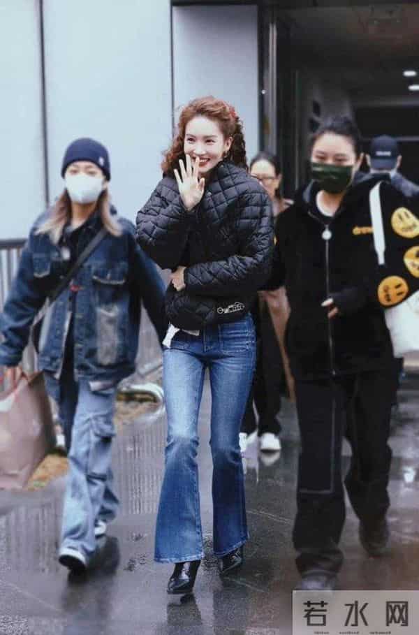 金晨又带火了秋冬新穿搭:羽绒服+牛仔裤+羊毛卷发型,高级又洋气