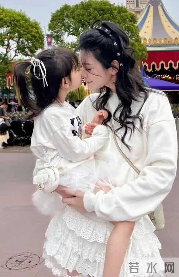 奚梦瑶晒女儿，女儿背香奈儿像洋娃娃，奚梦瑶才是绝处逢生的强者