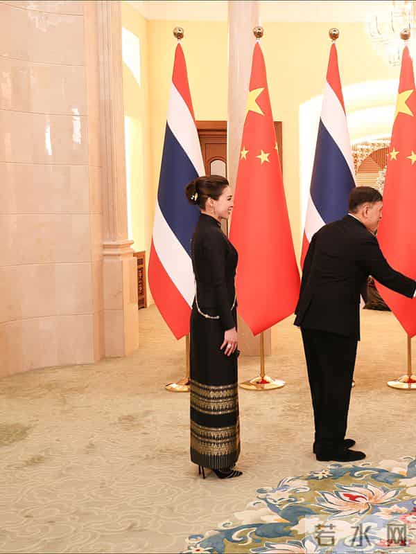 苏提达晚宴造型好美，黑金配色礼服雍容华贵，遗憾未佩戴王冠