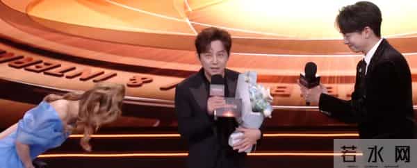 何炅主持生涯迈入第30年，齐思钧献花致敬，王鹤棣在台下鼓掌欢呼