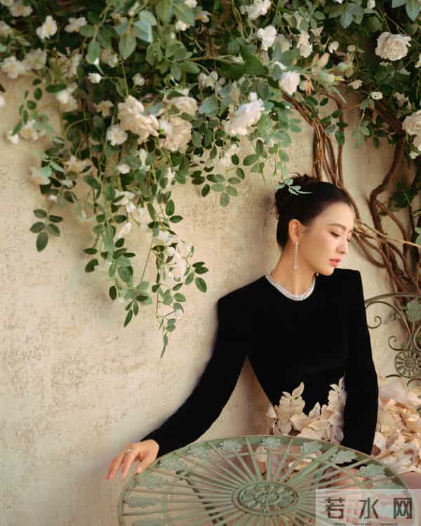 佟丽娅大长腿黑色尖头细高跟鞋