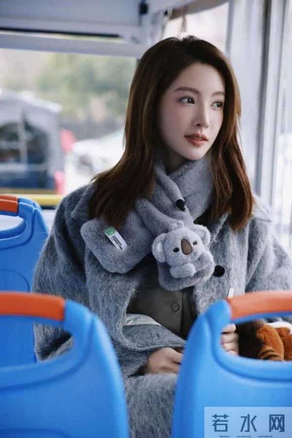 金晨又带火了秋冬新穿搭:羽绒服+牛仔裤+羊毛卷发型,高级又洋气