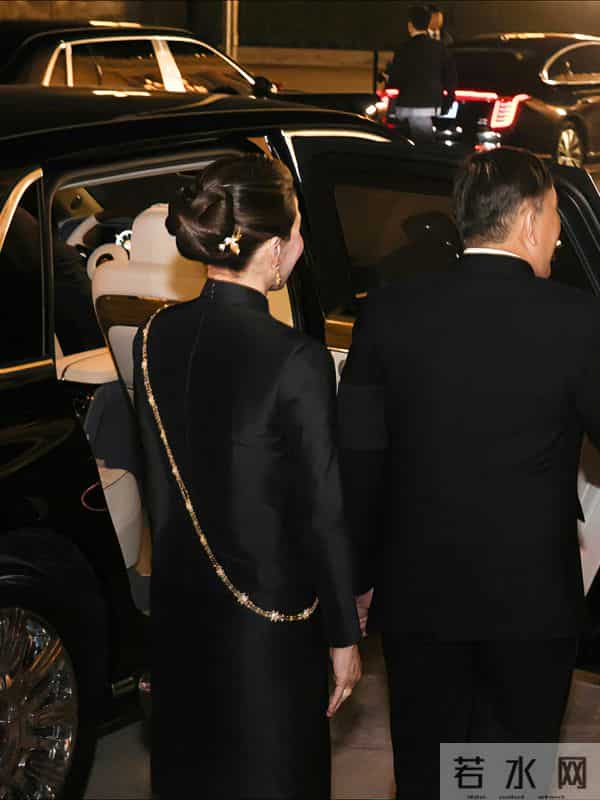 苏提达晚宴造型好美，黑金配色礼服雍容华贵，遗憾未佩戴王冠