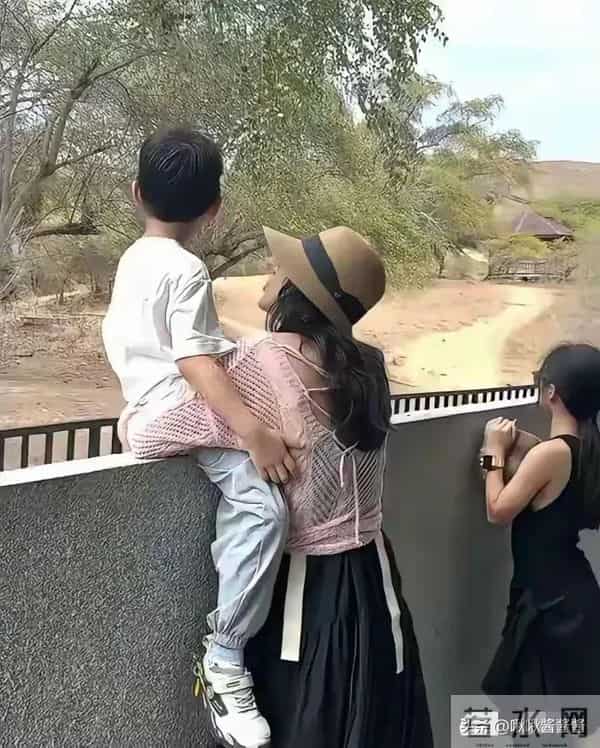 章子怡成孩子王,带儿子女儿先吃烤肉又打游戏,不理金鸡奖纷争