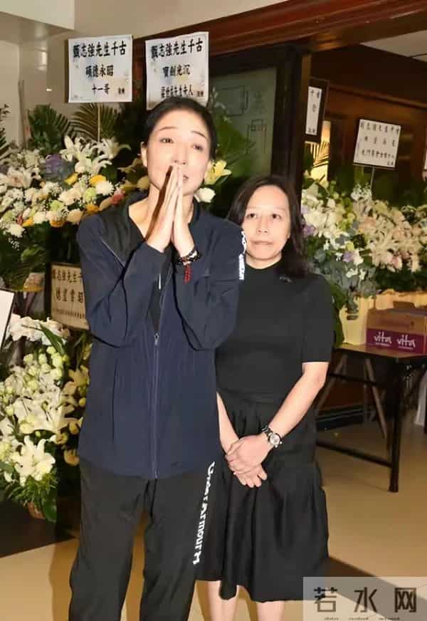 遗孀泪洒甄志强追思会,众星送花牌悼念,生前更多内情被曝惹唏嘘
