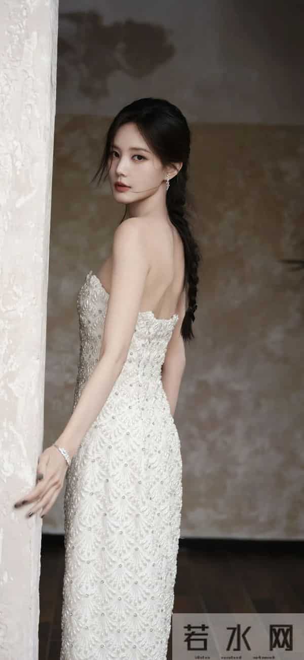 李一桐｜珍珠白裙封神！编发造型+萌系互动杀疯热搜