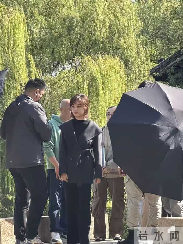 闫妮素颜曝光显老态,网友抓拍明星,高清镜头下,原来她们长这样