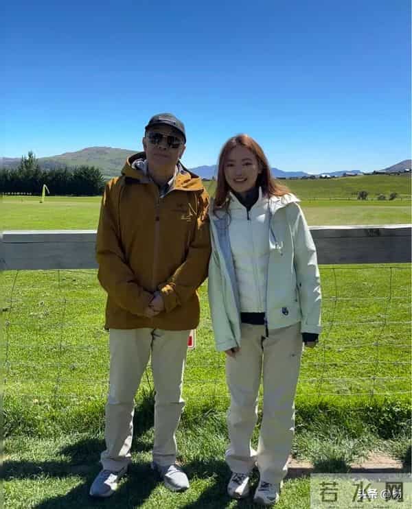 68岁老戏骨李建义新西兰被网友偶遇，年近古稀打扮低调身材硬朗！