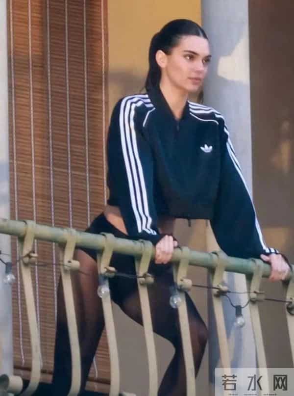 绝了!肯豆这短款夹克太会搭,露腰|黑丝 休闲运动风也能这么辣