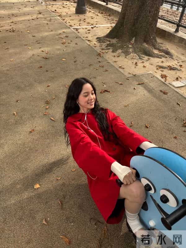 欧阳娜娜大红色风衣配小高跟,私下可爱贪玩美少女一枚!