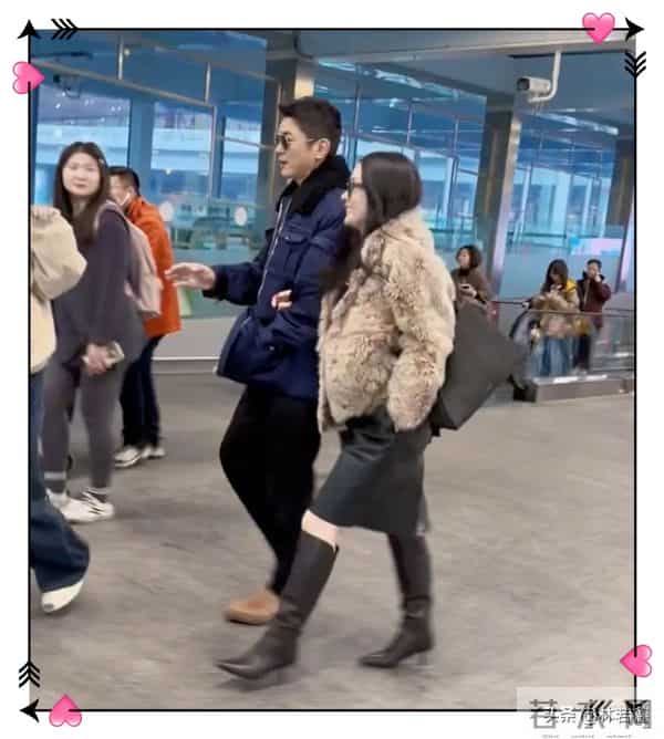 杜江霍思燕机场被偶遇，二人气场强大，霍思燕挽着杜江胳膊好甜蜜