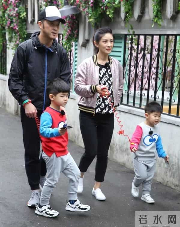 沙溢“亲脸”惹争议，宋雨琦后仰救场，同是已婚郑恺做法值得点赞