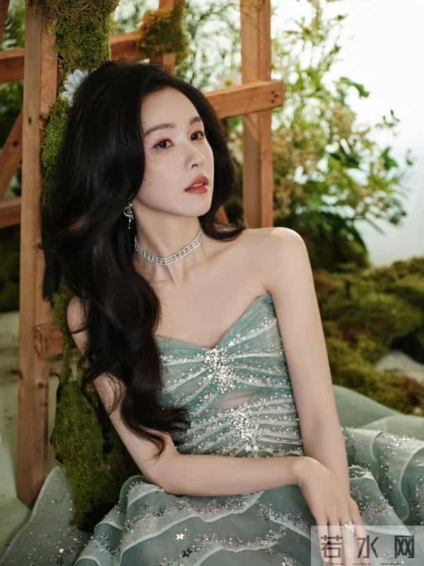 陈都灵性感抹胸裙写真，这也太美了