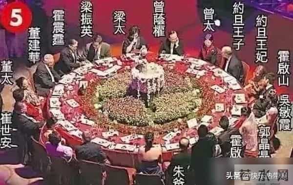 霍震霆朱玲玲出席三儿子婚礼，现场布置简单，不及当年霍启刚婚礼