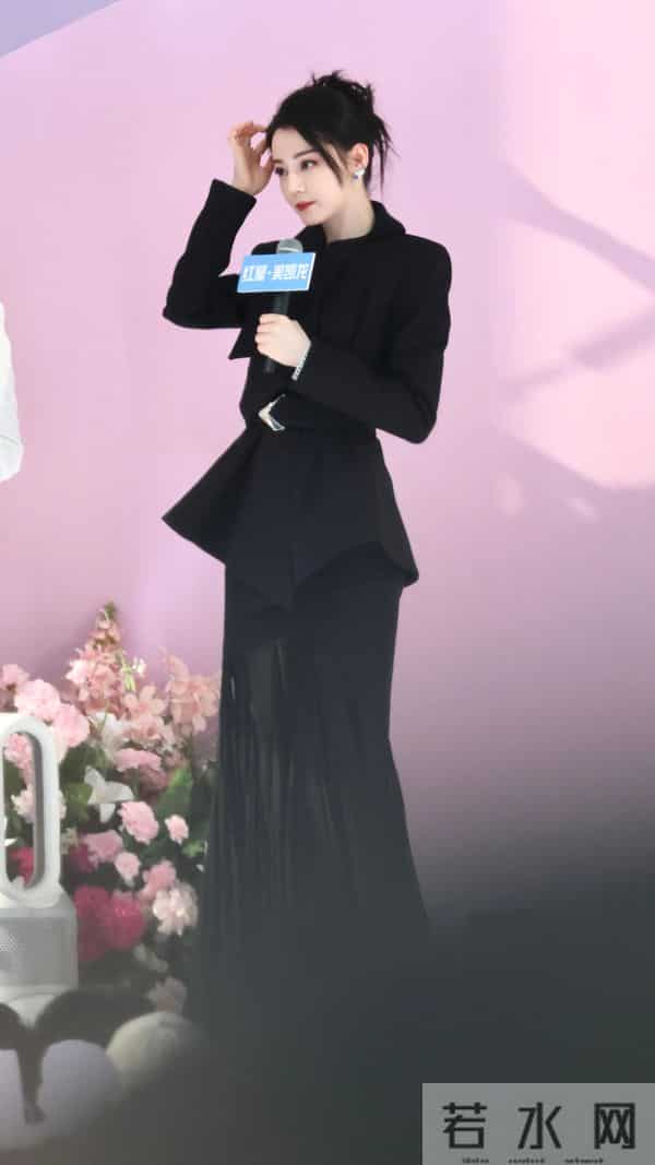 迪丽热巴线下活动“人挤人”,黑西装腰封勒出蚂蚁腰,美到窒息。