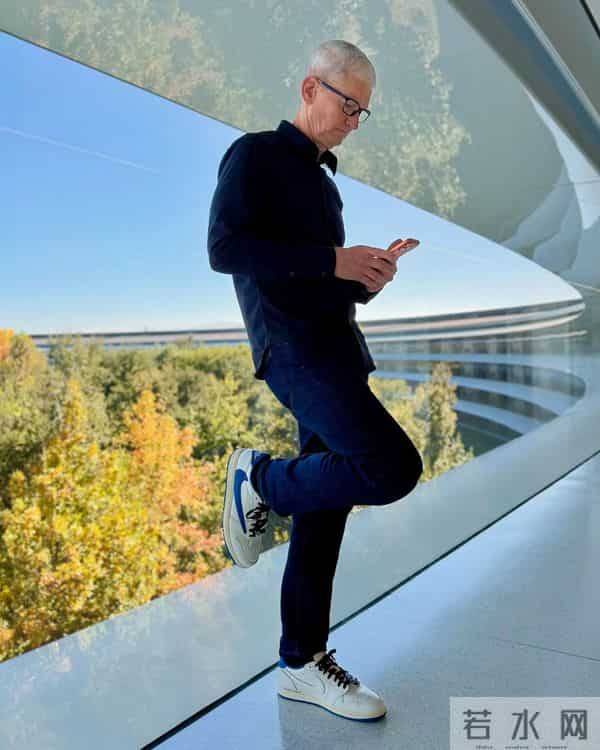 苹果 CEO 又穿球鞋!这次是「闪电倒钩」!