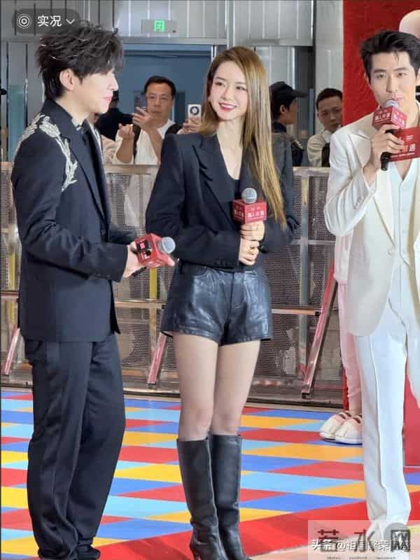戚薇线下活动生图，黑西装长靴演绎女总裁穿搭