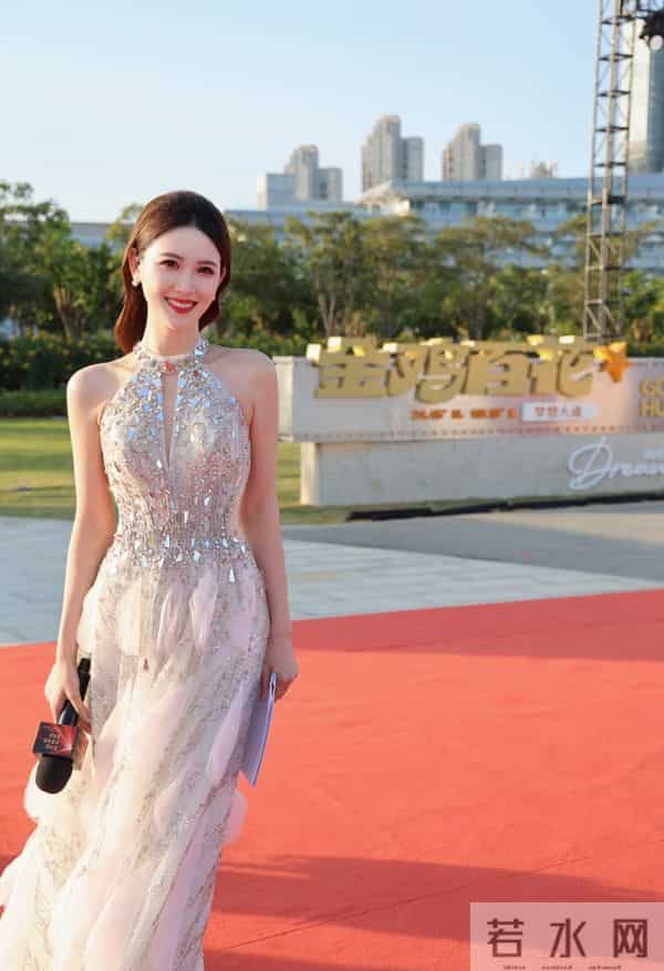 李丹儿亮相金鸡奖红毯,穿闪钻挂脖纱裙气质温婉