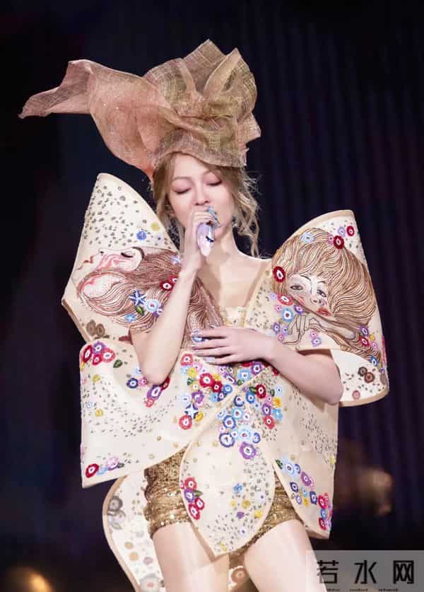 神仙联动!张韶涵觅光演唱会穿高定,老朋友懂她的倔强与光