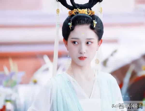 看到郭宇欣跑龙套旧照，站杨紫身边一点不输，才知啥叫小红靠捧