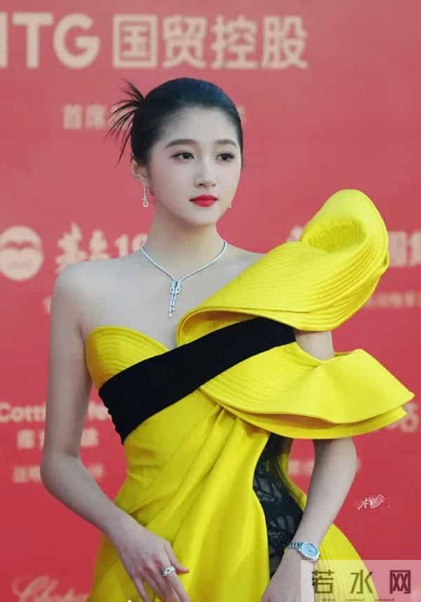 · 关晓彤:结婚不是必选项,把自己活明白才是