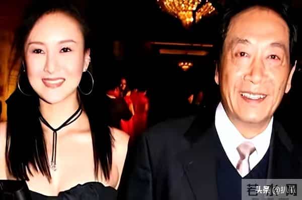 “老夫少妻”的残酷暴露无遗，王奎荣尽显老态，妻子依旧容颜娇美