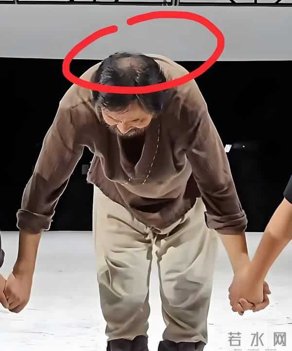 71岁濮存昕近照曝光，胡子花白断崖衰老 头顶秃但眼神坚定 气质没变