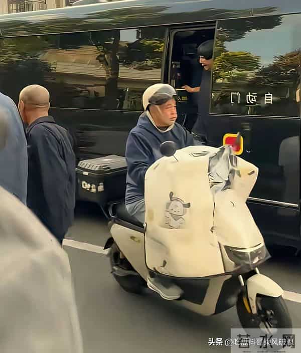 郭德纲王惠出行,司机停车停路中央,工作人员竟伸手拦过路自行车